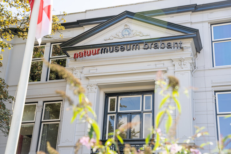 De voorkant van het museum met de naam ''Natuurmuseum Brabant''
