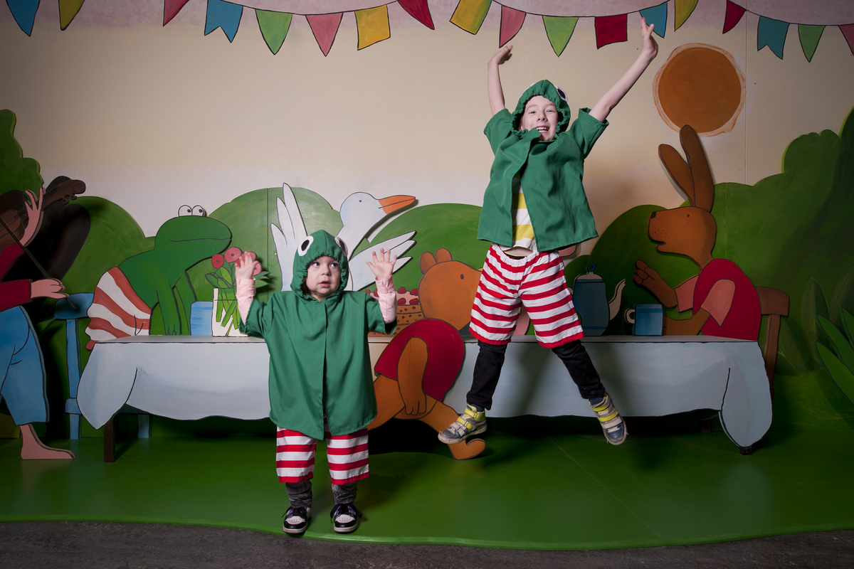 Kinderen springend in een Kikker verkleedpak