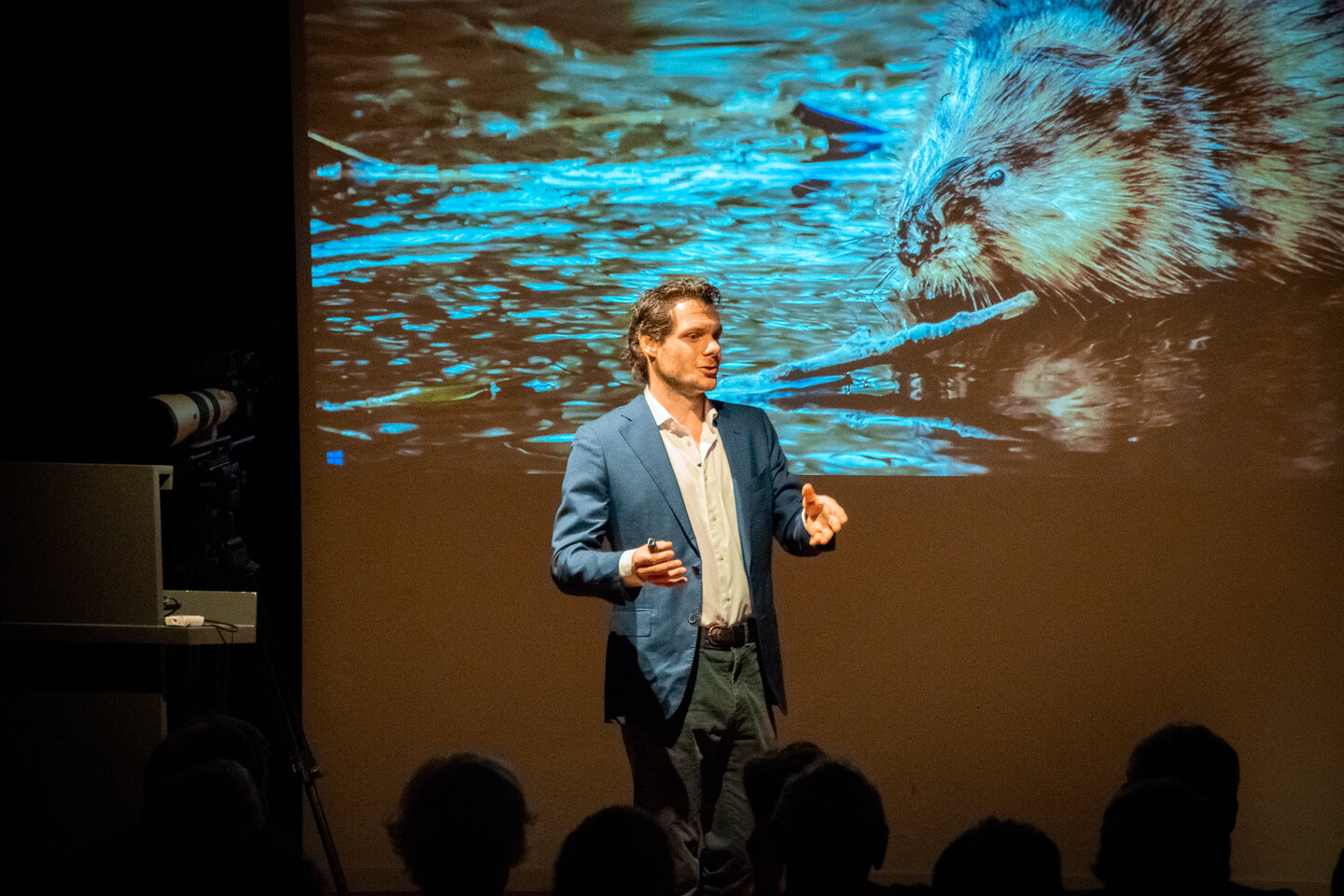 Iemand die een lezing geeft in de theaterzaal van Natuurmuseum Brabant