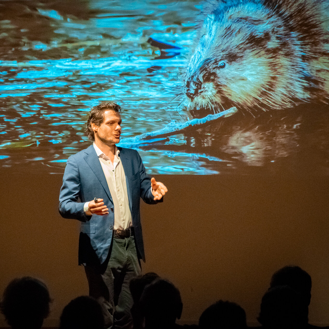 Iemand die een lezing geeft in de theaterzaal van Natuurmuseum Brabant