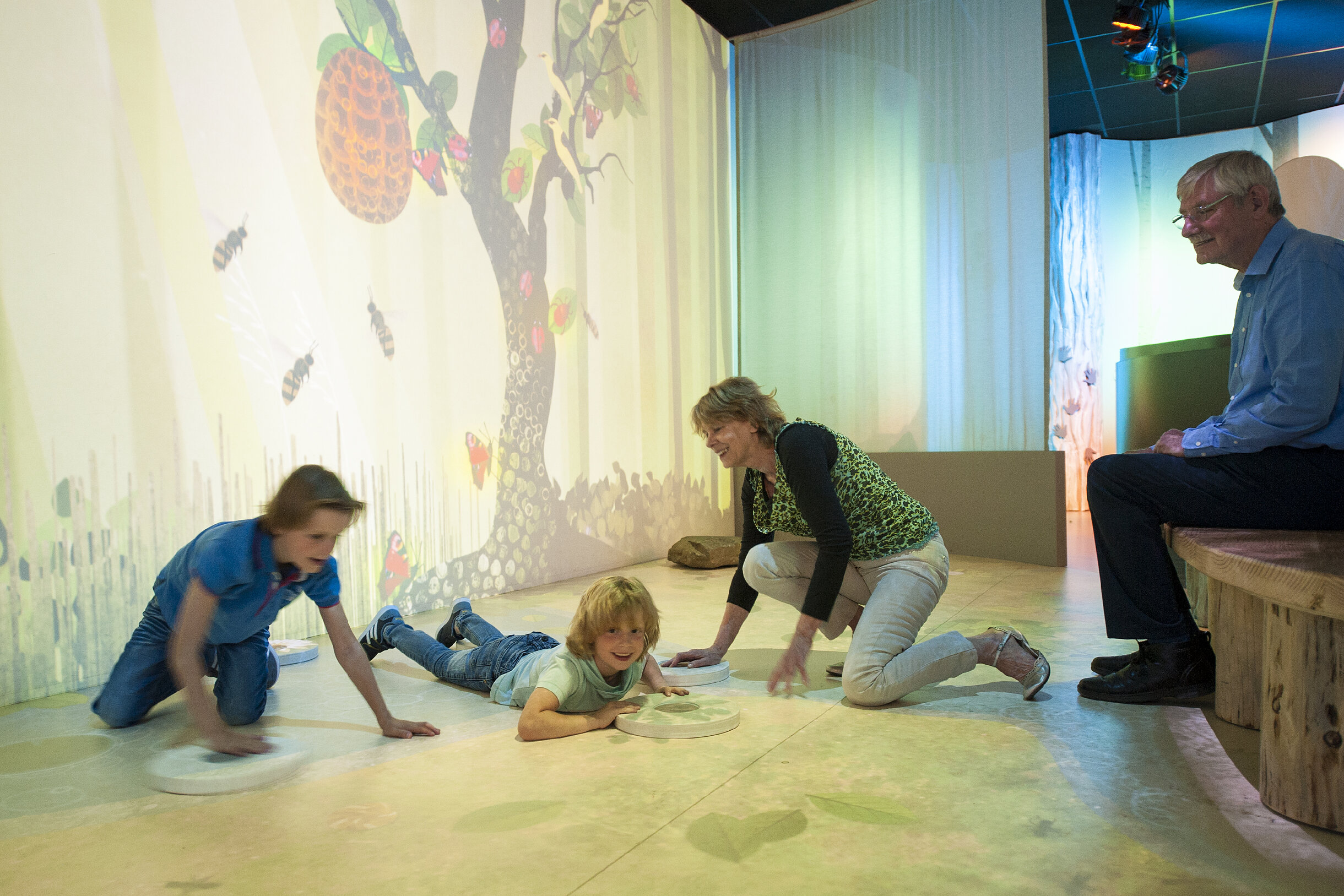 Museumbezoekers die spelen in de zaal 'BOS'