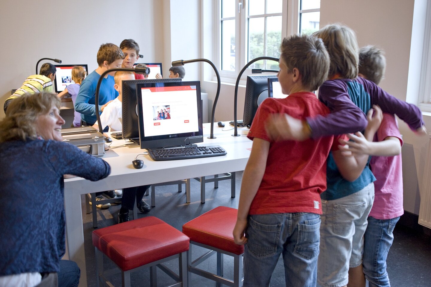 Vrienden met de armen om de schouders 