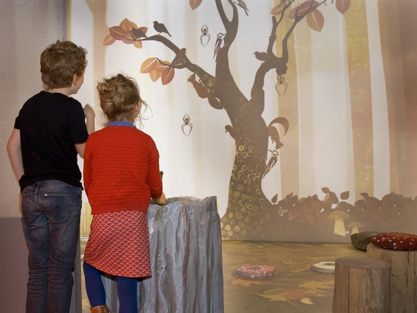 Kinderen in de BOS zaal spelen met de virtuele boom