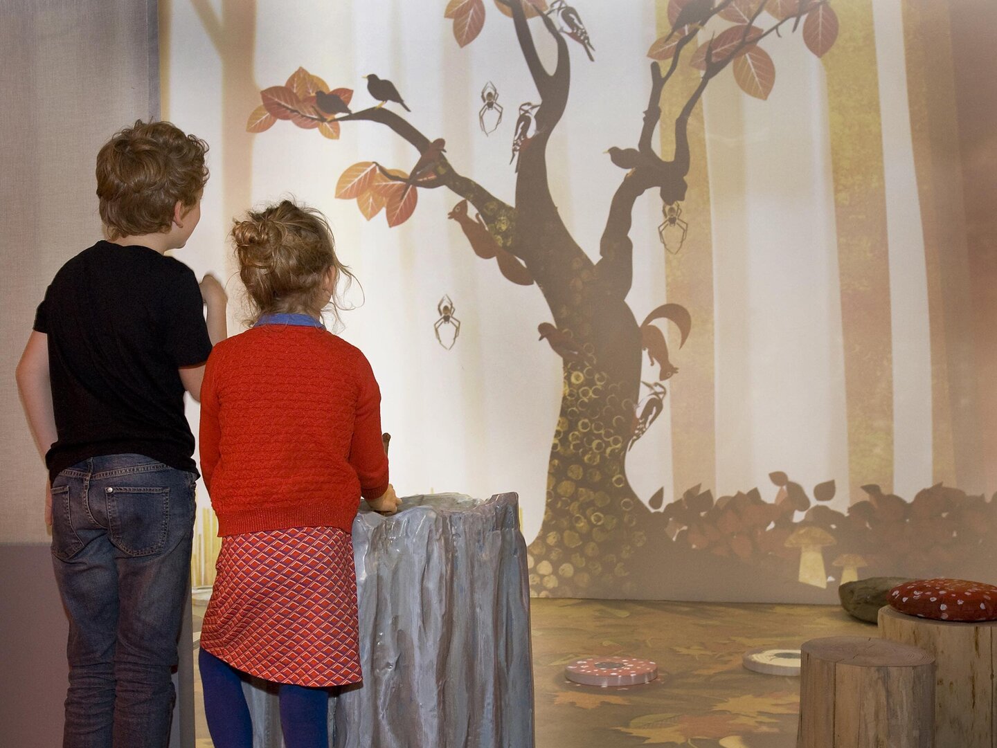 Kinderen in de BOS zaal spelen met de virtuele boom