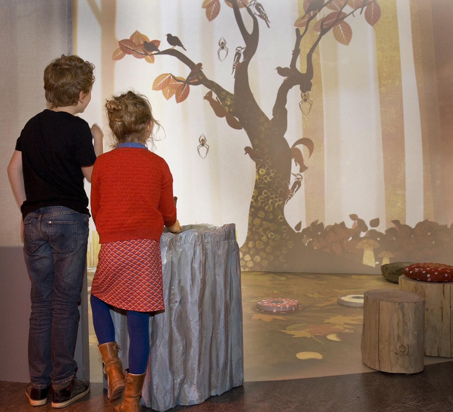 Kinderen in de BOS zaal spelen met de virtuele boom