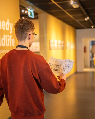 Jongen die door de gangen van het museum loopt met een kaart tijdens de testworkshop Onderzoeker Vermist