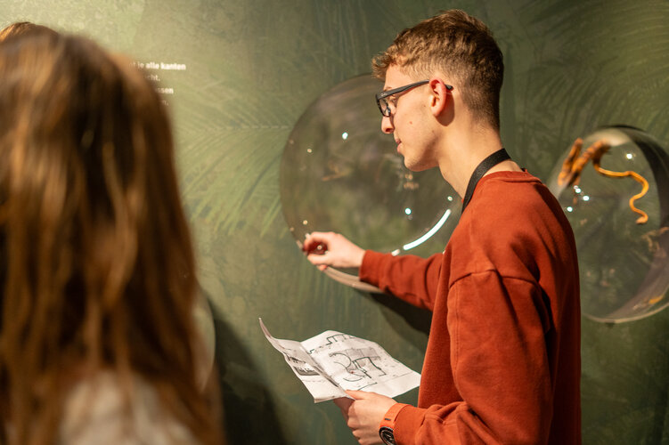 Jongen met een kaart in zijn hand