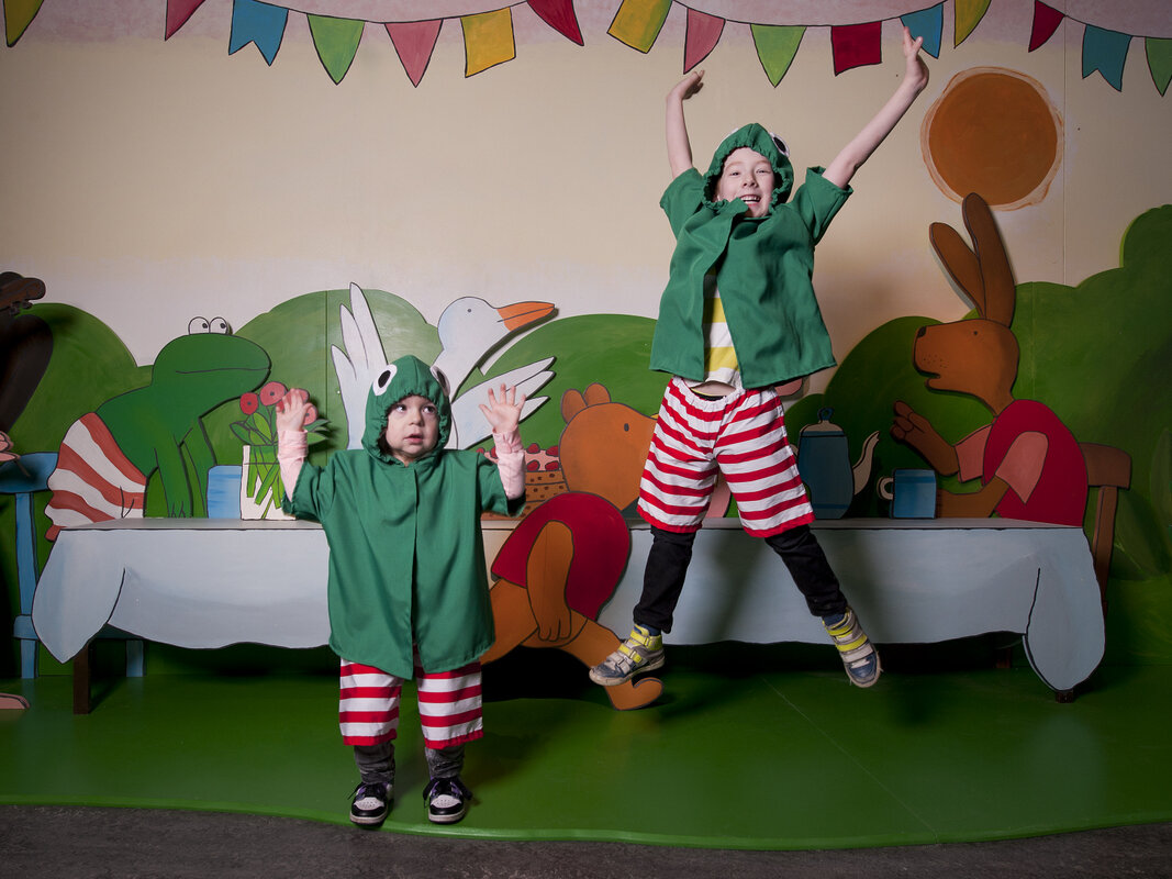 Kinderen springend in een Kikker verkleedpak